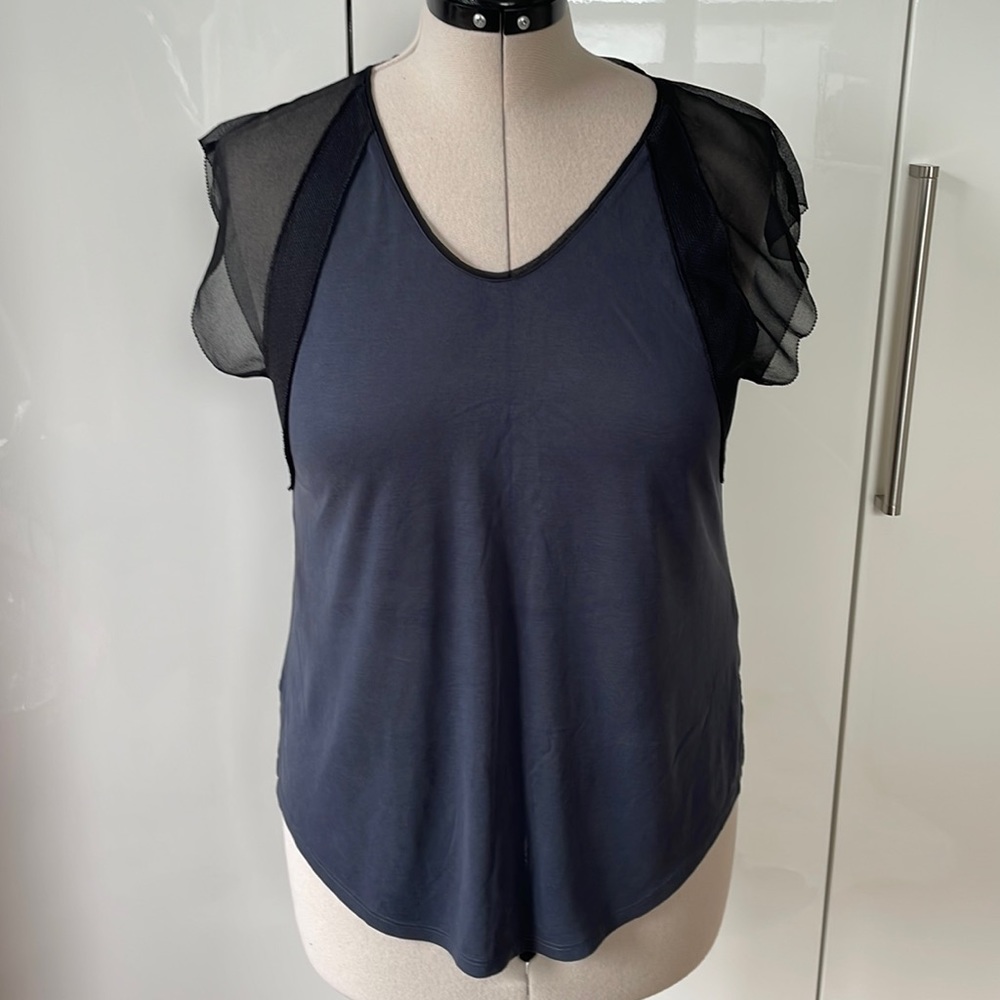 Vera Wang T-Shirt with Short Sleeve in Gray/ Black Size-Medium 3/$50